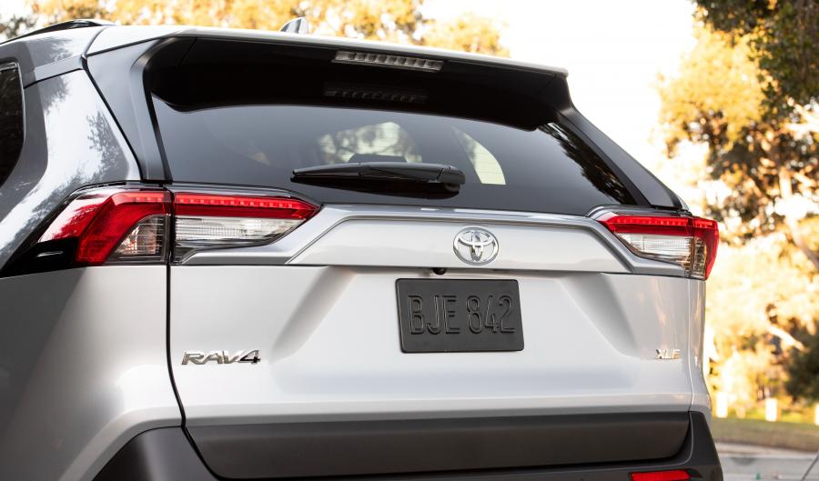 Детали экстерьера Toyota RAV4 XLE 2018 года  (NA) (фото 19 из 26)